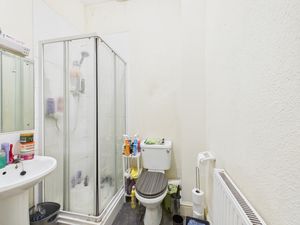 Flat 4- click for photo gallery